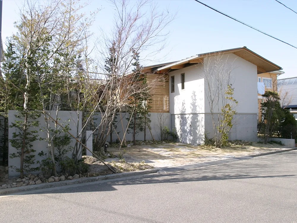 海岸沿いの床レベルを意識した老夫婦のバリアフリーな終の棲家