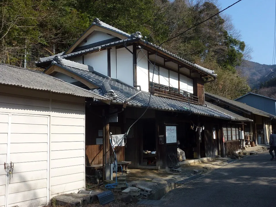 明治末期から大正初期に建てられた旧遍路宿・坂本屋の佇まいをそこなわない改修工事