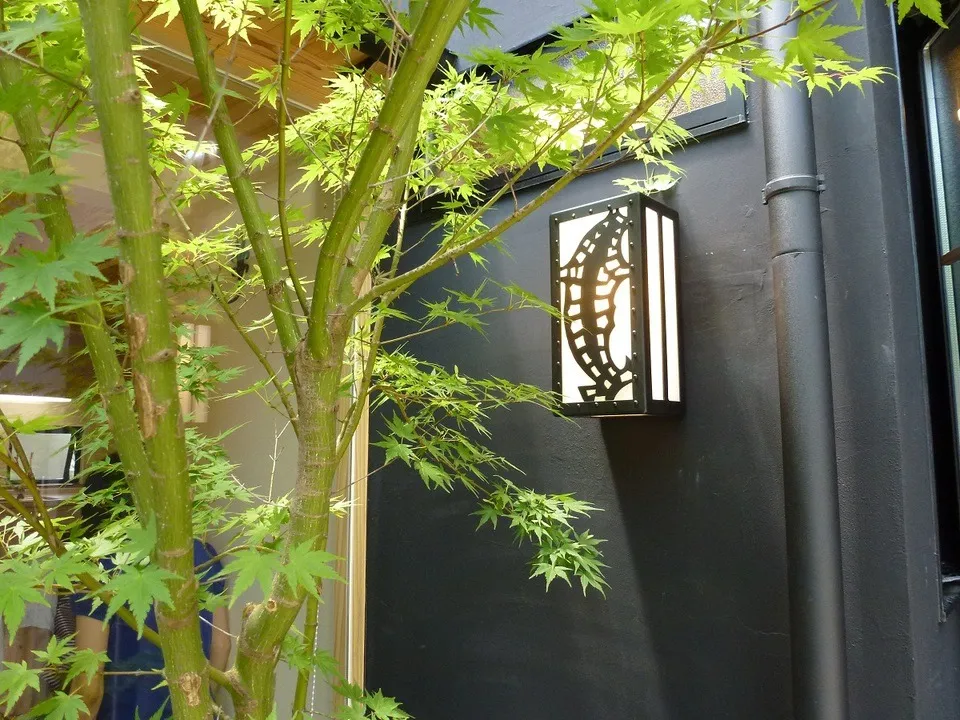 施主が住んでいる隣接地を購入し、高齢の両親のために建てた小規模なバリアフリーを意識した素材を生かした住まい