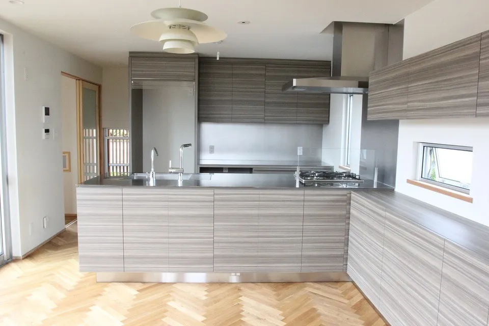 南北に細長い敷地の中に、中庭とスキップフロアで変化に富んだ豊かな住空間に仕上がっている