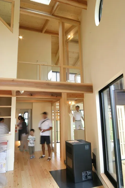 田んぼの中の小規模な住宅宅地に建ち、外部への抜けの良さを求めながらプラベイトを意識した4人家族の家