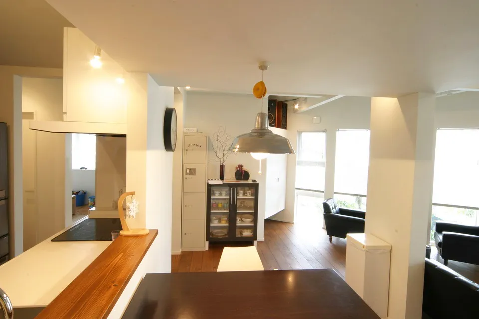 両親が建てたハウスメーカーの家の2階に同居する子世帯のためのリフォーム、H邸