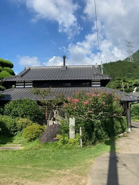 東温市上林の古民家でのクラシックギターコンサートに出席しました。